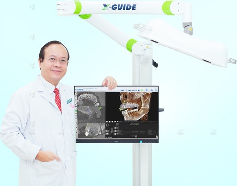 Nha khoa Nhân Tâm ứng dụng kỹ thuật số trong điều trị- Ảnh 1. Bác sĩ Nhân ứng dụng công nghệ định vị cấy ghép Implant