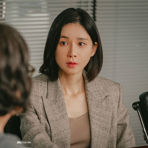 'Cày' xuyên lễ 30-4 và 1-5 với top 7 phim châu Á đình đám (P1)- Ảnh 6. Lee Bo Young trong Lẩn trốn