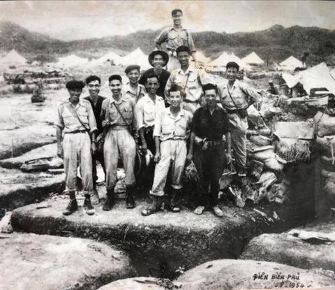 Đoàn làm phim tài liệu và nhiếp ảnh tham gia chiến dịch Điện Biên Phủ, năm 1954 - Ảnh: Cục điện ảnh Đoàn làm phim tài liệu và nhiếp ảnh tham gia chiến dịch Điện Biên Phủ, năm 1954 - Ảnh: Cục Điện ảnh