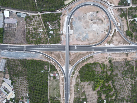 Đi cao tốc, du khách có thể đến những điểm du lịch nào ở Ninh Thuận, Khánh Hòa?- Ảnh 5. Nút giao Suối Dầu, lối ra trên cao tốc có quãng đường ngắn nhất về Nha Trang - Ảnh: TRẦN HƯỚNG