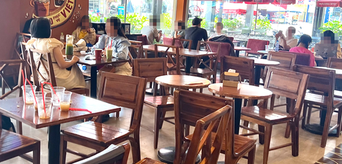 Quán cà phê để nói chuyện hay làm việc?- Ảnh 1. Nhiều người đến quán cà phê không chỉ nói chuyện mà còn để làm việc - Ảnh: AN VI