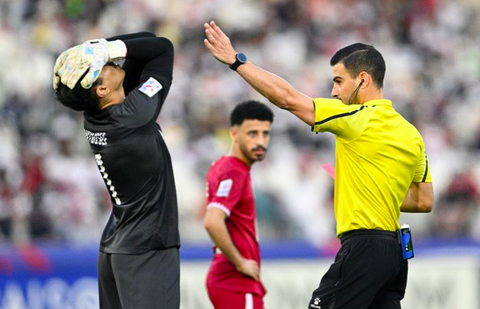Đánh bại Qatar, U23 Nhật Bản vào bán kết U23 châu Á 2024- Ảnh 2. Tấm thẻ đỏ của thủ môn Yousef Abdulrahman Baliadeh khiến U23 Qatar gặp khó khăn trước U23 Nhật Bản - Ảnh: AFC