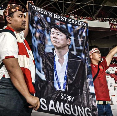 Ảnh vui 26-4: CĐV Indonesia xin lỗi Samsung vì Shin Tae Yong- Ảnh 1.