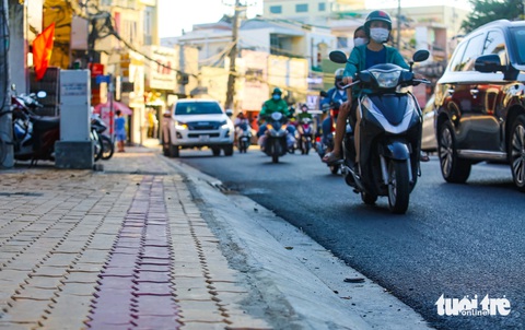 Dự án xây hệ thống thoát nước đường Võ Văn Ngân sắp xong sau 4 năm chật vật- Ảnh 12. Hiện tại, nhiều đoạn thuộc đường Võ Văn Ngân đã được bó vỉa khang trang - Ảnh: CHÂU TUẤN