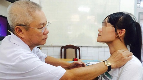 U giáp, ung thư tuyến giáp nên giữ hay cắt bỏ?- Ảnh 1. Khám cho bệnh nhân u tuyến giáp - Ảnh minh họa