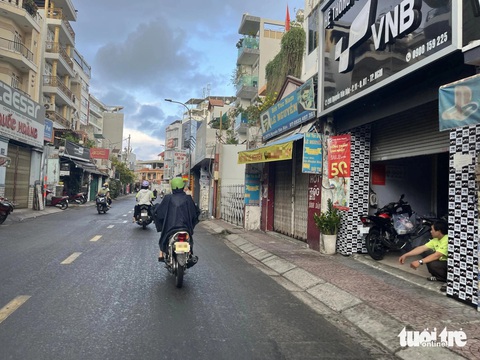 TP.HCM sáng sớm một số nơi mưa ướt đường, người dân trông mưa to- Ảnh 1. Mưa rào ướt đường Phan Văn Trị, quận Bình Thạnh, TP.HCM - Ảnh: LÊ PHAN