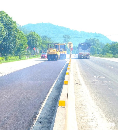 Hoàn thành sửa chữa BOT quốc lộ 1 đoạn qua Hà Tĩnh- Ảnh 2. Mặt đường quốc lộ 1 phẳng trở lại sau khi được sửa chữa - Ảnh: LÊ MINH