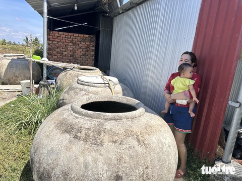 Đến lúc phải sử dụng hợp lý nguồn nước- Ảnh 4. Người dân vùng ven biển của tỉnh Kiên Giang chuẩn bị dụng cụ trữ nước truyền thống, nhưng cũng không có nước để trữ - Ảnh: HOÀNG TRÍ DŨNG
