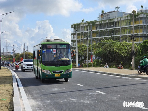 Thông xe đường Phạm Hữu Lầu, dân từ Nhà Bè đi quận 7 dễ dàng hơn- Ảnh 1. Người dân ở khu vực đường Phạm Hữu Lầu bày tỏ vui mừng được đi trên con đường mới, bớt cảnh xuống cấp, kẹt xe - Ảnh: THU DUNG