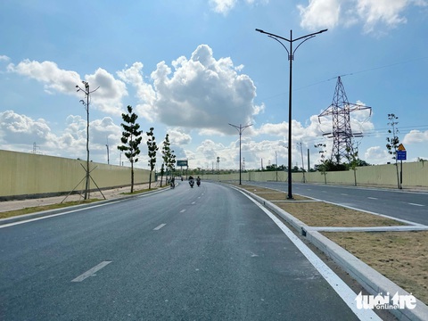 Thông xe đường Phạm Hữu Lầu, dân từ Nhà Bè đi quận 7 dễ dàng hơn- Ảnh 2. Đường Phạm Hữu Lầu với quy mô 4 làn xe khá rộng rãi, khang trang, phục vụ người dân đi lại sáng 26-4 - Ảnh: THU DUNG