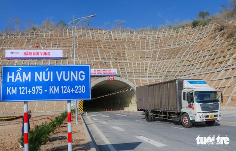 Cao tốc Cam Lâm - Vĩnh Hảo chính thức thông tuyến- Ảnh 2. Ngày đầu thông tuyến diễn ra thông suốt, các phương tiện lưu thông tuân thủ quy định về an toàn giao thông - Ảnh: DUY NGỌC