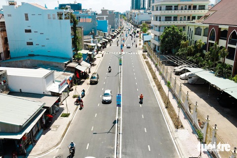 Thông xe đường Tạ Quang Bửu ở quận 8 sau 23 năm khởi công- Ảnh 1. Đường Tạ Quang Bửu (đoạn qua phường 4, từ Chánh Hưng đến rạch Sông Sáng) với 4 làn xe - Ảnh: PHƯƠNG NHI