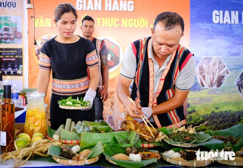 Đẳng sâm núi Ngọc Linh vào trăm món ngon đẳng cấp thế giới- Ảnh 5. Gian văn hóa ẩm thực người Jarai trình bày bắt mắt tại hội thi - Ảnh: TẤN LỰC