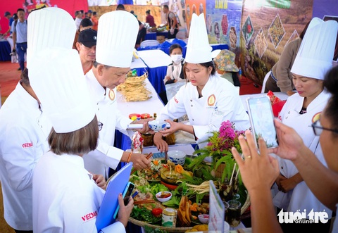 Đẳng sâm núi Ngọc Linh vào trăm món ngon đẳng cấp thế giới- Ảnh 4. Giám khảo chấm chọn những món ngon từ đẳng sâm do đội thi xã Văn Xuôi, huyện Tu Mơ Rông, trình bày - Ảnh: TẤN LỰC