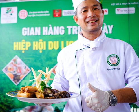 Đẳng sâm núi Ngọc Linh vào trăm món ngon đẳng cấp thế giới- Ảnh 3. Đầu bếp Nguyễn Văn Thinh với món nem chế biến từ đẳng sâm - Ảnh: TẤN LỰC