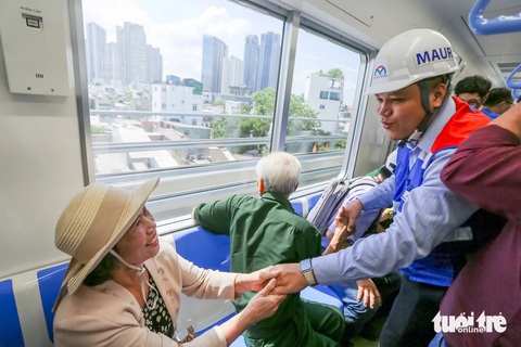 Metro số 1 đón những vị khách đặc biệt, là cựu chiến binh Điện Biên Phủ- Ảnh 4. Cựu chiến binh bắt tay cảm ơn một người thuộc Ban quản lý đường sắt đô thị TP.HCM - Ảnh: CHÂU TUẤN