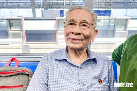 Metro số 1 đón những vị khách đặc biệt, là cựu chiến binh Điện Biên Phủ- Ảnh 5. Ông Phan Hải Tân (92 tuổi) cho biết rất phấn khởi khi ngồi trên chuyến tàu metro số 1 đầu tiên của TP.HCM - Ảnh: CẨM NƯƠNG