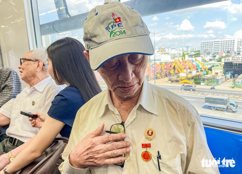 Metro số 1 đón những vị khách đặc biệt, là cựu chiến binh Điện Biên Phủ- Ảnh 6. Ông Lê Đình Xuân (90 tuổi) chia sẻ: