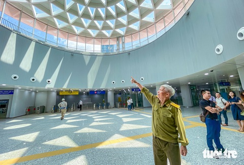 Metro số 1 đón những vị khách đặc biệt, là cựu chiến binh Điện Biên Phủ- Ảnh 7. Một cựu chiến binh chỉ tay về hướng