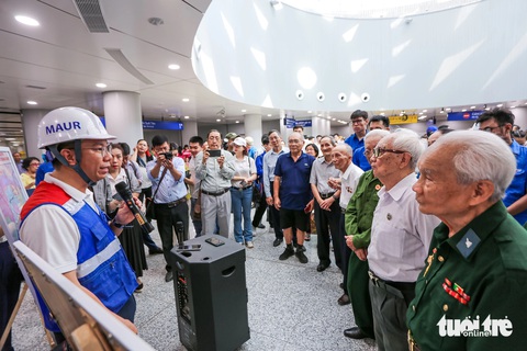 Metro số 1 đón những vị khách đặc biệt, là cựu chiến binh Điện Biên Phủ- Ảnh 8. Ban quản lý đường sắt đô thị TP.HCM thuyết trình về tuyến metro số 1 trước khi bắt đầu hành trình - Ảnh: CHÂU TUẤN