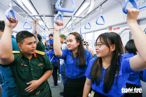 Metro số 1 đón những vị khách đặc biệt, là cựu chiến binh Điện Biên Phủ- Ảnh 9. Các chiến sĩ ở Quân khu 7, cán bộ Đoàn... cũng là những vị khách trên chuyến metro số 1 lần này - Ảnh: CẨM NƯƠNG