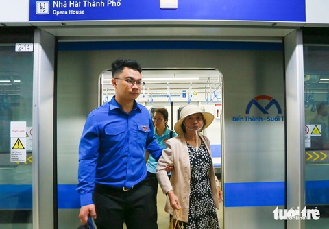 Metro số 1 đón những vị khách đặc biệt, là cựu chiến binh Điện Biên Phủ- Ảnh 13. Sau lộ trình khoảng 40km (1 vòng), tàu metro số 1 về lại ga Bến Thành và kết thúc chuyến đi - Ảnh: CẨM NƯƠNG