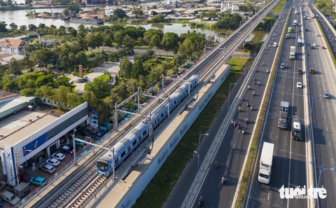 Metro số 1 đón những vị khách đặc biệt, là cựu chiến binh Điện Biên Phủ- Ảnh 14. Sáng nay, tàu metro số 1 đi toàn tuyến qua 14 ga. Trong đó có 3 ga ngầm và 11 ga trên cao - Ảnh: CHÂU TUẤN