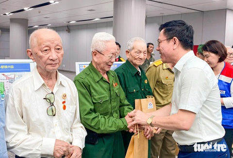Phó giám đốc Sở Thông tin và Truyền thông TP.HCM Nguyễn Ngọc Hồi hỏi thăm và tặng quà cho các cựu chiến sĩ Điện Biên tham quan tuyến metro số 1 - Ảnh: CẨM NƯƠNG Phó giám đốc Sở Thông tin và Truyền thông TP.HCM Nguyễn Ngọc Hồi hỏi thăm và tặng quà cho các cựu chiến sĩ Điện Biên tham quan tuyến metro số 1 - Ảnh: CẨM NƯƠNG