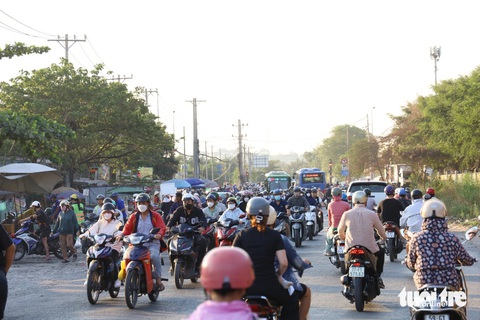 Mở rộng đường Lã Xuân Oai, TP Thủ Đức chậm tiến độ, đội vốn 485 tỉ đồng- Ảnh 1. Mật độ xe cộ trên đường Lã Xuân Oai, TP Thủ Đức đặc ken vào giờ cao điểm - Ảnh: NGỌC QUÝ