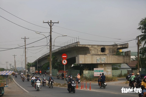 Mở rộng đường Lã Xuân Oai, TP Thủ Đức chậm tiến độ, đội vốn 485 tỉ đồng- Ảnh 3. Cầu Tăng Long khi hoàn thành sẽ giúp cải thiện, giảm tải tình trạng ùn ứ trên đường Lã Xuân Oai - Ảnh: CHÂU TUẤN