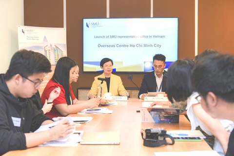Đại học trong top 5 ở Singapore đặt văn phòng đại diện tại Việt Nam- Ảnh 2. Giáo sư Lily Kong, chủ tịch Đại học Quản lý Singapore, trao đổi với báo chí bên lề sự kiện ra mắt văn phòng đại diện - Ảnh: PHƯƠNG ANH