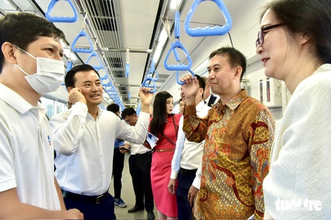 Phó chủ tịch UBND TP.HCM Bùi Xuân Cường trao đổi với các vị đại diện cơ quan ngoại giao tại TP.HCM trên chuyến metro số 1 - Ảnh: T.T.D. Phó chủ tịch UBND TP.HCM Bùi Xuân Cường trao đổi với các vị đại diện cơ quan ngoại giao tại TP.HCM trên chuyến metro số 1 - Ảnh: T.T.D.