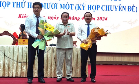 Kiên Giang sẽ tăng 282 cán bộ không chuyên trách theo nghị định 33- Ảnh 2. Ông Mai Văn Huỳnh - chủ tịch Hội đồng nhân dân tỉnh Kiên Giang (giữa) - tặng hoa cho ông Lê Quốc Anh - bí thư TP Phú Quốc (trái) và ông Lê Hữu Toàn - giám đốc Sở Nông nghiệp và Phát triển nông thôn được bầu bổ sung ủy viên UBND tỉnh nhiệm kỳ 2021-2026 - Ảnh: BỬU ĐẤU
