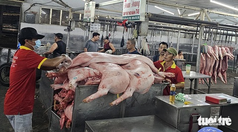 Giá heo hơi có thể lên 70.000 đồng/kg, người nuôi có lãi- Ảnh 1. Nhu cầu tiêu thụ thịt heo hiện vẫn còn thấp so với mức ổn định các năm trước - Ảnh: N.TRÍ