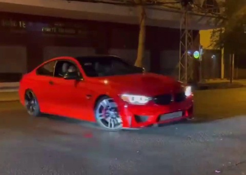 Xác minh video ô tô BMW drift 'náo loạn' ở quận 1- Ảnh 1. Ô tô BMW chạy drift trên đường Nguyễn Công Trứ, quận 1, TP.HCM - Ảnh cắt từ video trên mạng xã hội