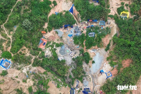 'Vàng tặc' dựng lều trại, cày xới đồi núi ở thủ phủ vàng Phước Sơn khai thác vàng trái phép- Ảnh 7. Bể tuyển quặng, lán trại mọc đầy ở bãi 5A - Ảnh: LÊ TRUNG