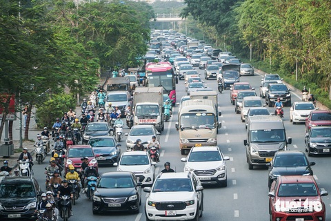 Người dân đội nắng rời Hà Nội về nghỉ lễ, càng về tối càng ùn tắc- Ảnh 18. Đường Võ Chí Công hướng cầu Nhật Tân đi về trung tâm Hà Nội - Ảnh: PHẠM TUẤN