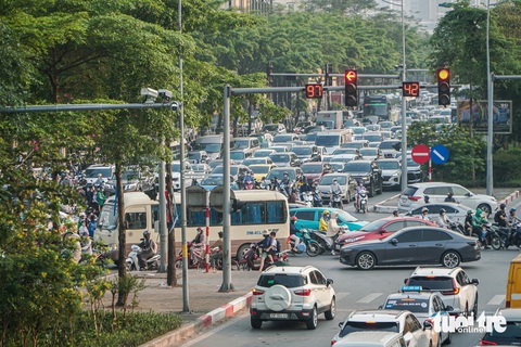 Người dân đội nắng rời Hà Nội về nghỉ lễ, càng về tối càng ùn tắc- Ảnh 19. Giao thông lộn xộn tại nút giao Xuân La - Võ Chí Công - Ảnh: PHẠM TUẤN