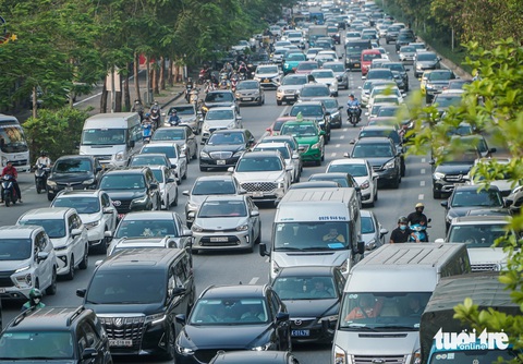 Người dân đội nắng rời Hà Nội về nghỉ lễ, càng về tối càng ùn tắc- Ảnh 20. Kỳ nghỉ lễ kéo dài khiến người dân đổ xô về quê, đi du lịch - Ảnh: PHẠM TUẤN