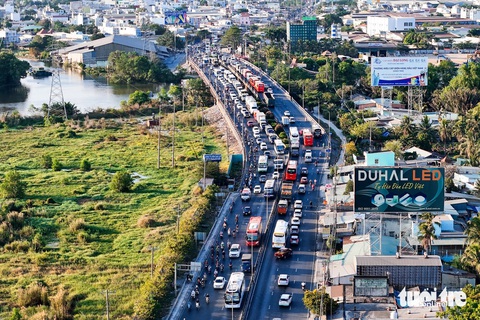 Bắt đầu kỳ nghỉ lễ, xe cộ chen nhau ở cửa ngõ TP.HCM- Ảnh 2. Cầu Bình Điền hướng về miền Tây ken đặc xe cộ - Ảnh: PHƯƠNG QUYÊN
