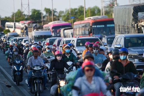 Bắt đầu kỳ nghỉ lễ, xe cộ chen nhau ở cửa ngõ TP.HCM- Ảnh 7. Do gần TP.HCM, nhiều người dân các tỉnh miền Tây chọn đi về quê nghỉ lễ bằng xe máy - Ảnh: PHƯƠNG QUYÊN