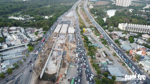 Bắt đầu kỳ nghỉ lễ, xe cộ chen nhau ở cửa ngõ TP.HCM- Ảnh 12. Xe ùn ứ cả hai hướng đường dẫn cao tốc TP.HCM - Long Thành - Dầu Giây, đoạn gần nút giao thông An Phú chiều 26-4. Đường song hành đường dẫn cao tốc cũng bị ảnh hưởng, ùn ứ kéo dài - Ảnh: MINH HÒA