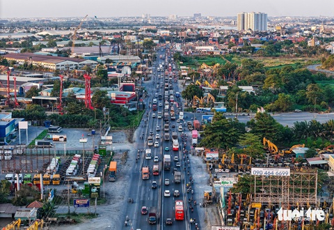 Bắt đầu kỳ nghỉ lễ, xe cộ chen nhau ở cửa ngõ TP.HCM- Ảnh 14. Xe cộ ùn ùn trên xa lộ Hà Nội, khu vực từ bến xe Miền Đông mới (TP Thủ Đức) về tỉnh Đồng Nai - Ảnh: CHÂU TUẤN