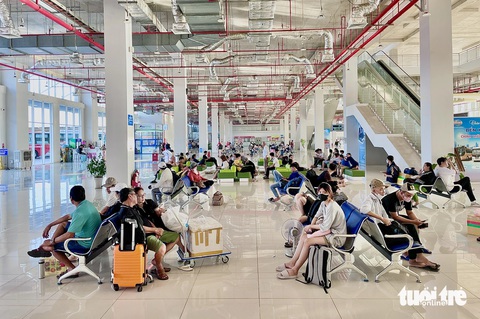 Bắt đầu kỳ nghỉ lễ, xe cộ chen nhau ở cửa ngõ TP.HCM- Ảnh 15. Bến xe Miền Đông mới đông nhưng thông thoáng - Ảnh: CHÂU TUẤN