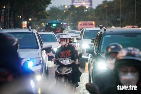 Người dân rời Hà Nội ngày 26-4-2024 nghỉ lễ 30-4 và 1-5 - Ảnh: PHẠM TUẤN Càng về tối, đường càng ùn tắc - Ảnh: PHẠM TUẤN