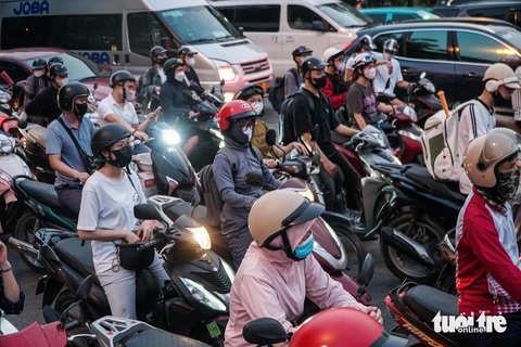 Người dân rời Hà Nội ngày 26-4-2024 nghỉ lễ 30-4 và 1-5 - Ảnh: PHẠM TUẤN Người dân rời Hà Nội ngày 26-4-2024 nghỉ lễ 30-4 và 1-5 - Ảnh: PHẠM TUẤN