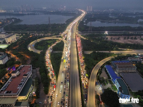 Khoảng 18h30, cửa ngõ phía nam Hà Nội dần hạ nhiệt. Tuy vậy đoạn quốc lộ 1 qua bến xe Nước Ngầm vẫn còn đông đúc - Ảnh: HỒNG QUANG Tuy vậy đoạn quốc lộ 1 qua bến xe Nước Ngầm vẫn còn đông đúc - Ảnh: HỒNG QUANG