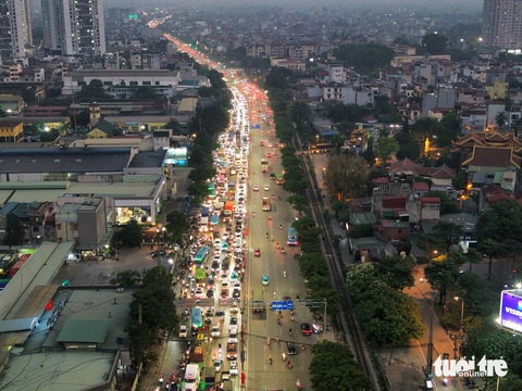 Khoảng 18h30, cửa ngõ phía nam Hà Nội dần hạ nhiệt. Tuy vậy đoạn quốc lộ 1 qua bến xe Nước Ngầm vẫn còn đông đúc - Ảnh: HỒNG QUANG Khoảng 18h30, cửa ngõ phía nam Hà Nội dần hạ nhiệt - Ảnh: HỒNG QUANG