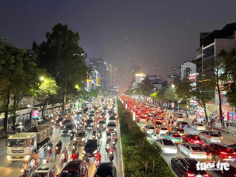 Đường Trần Duy Hưng tối 26-4, giao thông ùn tắc cả 2 chiều - Ảnh: PHẠM TUÁN Đường Trần Duy Hưng tối 26-4, giao thông ùn tắc cả 2 chiều - Ảnh: PHẠM TUẤN