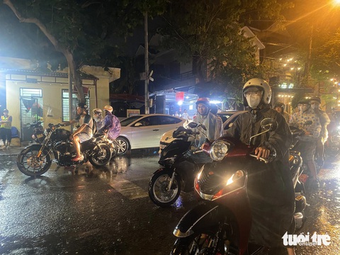 Đà Nẵng đón ‘cơn mưa vàng’, dân mạng hào hứng rần rần- Ảnh 1. Cơn mưa bất ngờ vào giờ tan tầm khiến nhiều người không kịp trở tay - Ảnh: ĐOÀN NHẠN